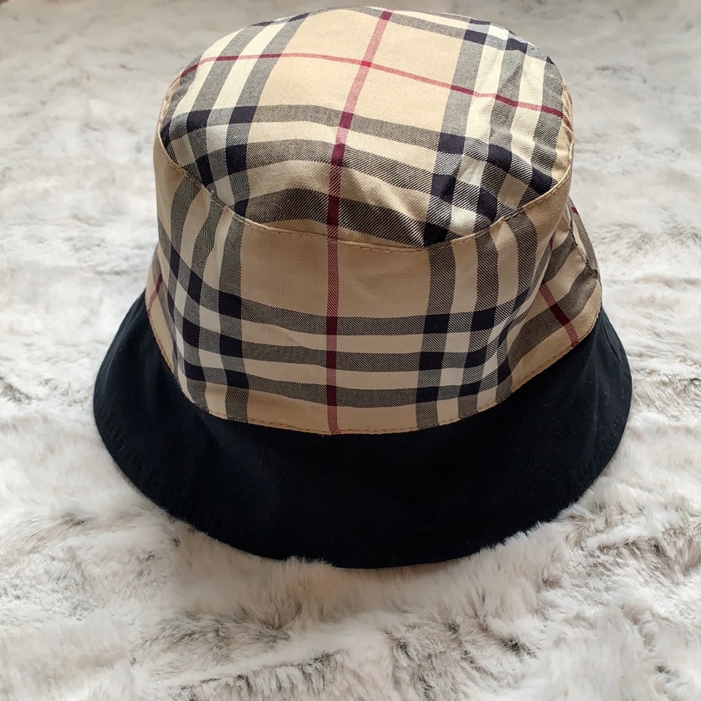 Reversible bucket hat